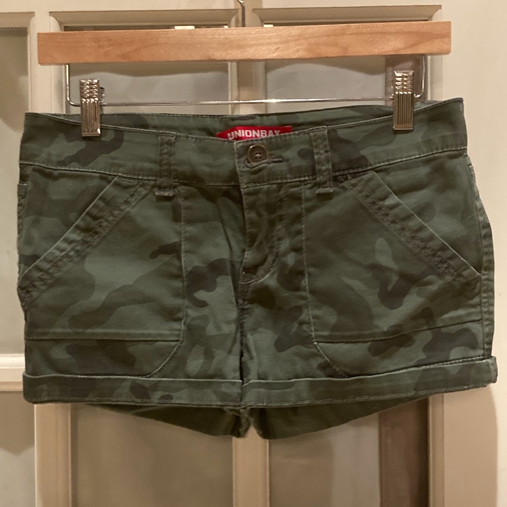 Unionbay women’s green camouflage shorts size 3